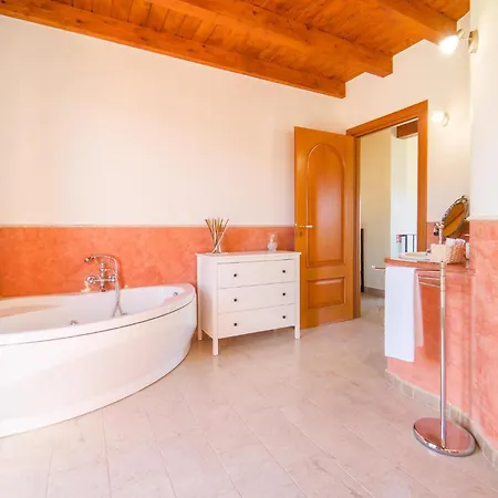 4 Bedroom Awesome In Caronia