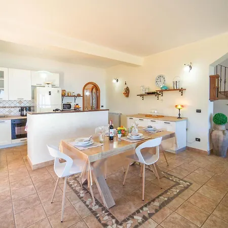 4 Bedroom Awesome In 度假居 卡罗尼亚