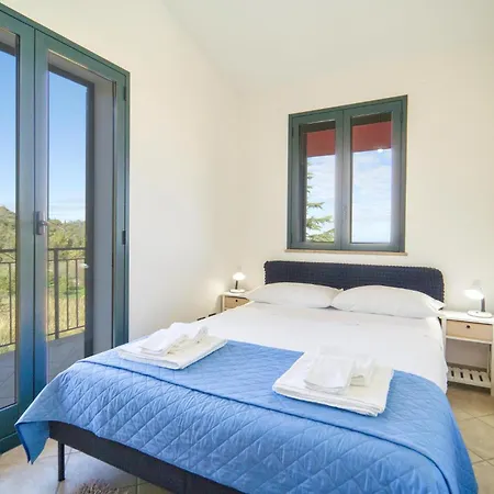 Awesome Home In Caronia Feriehus *