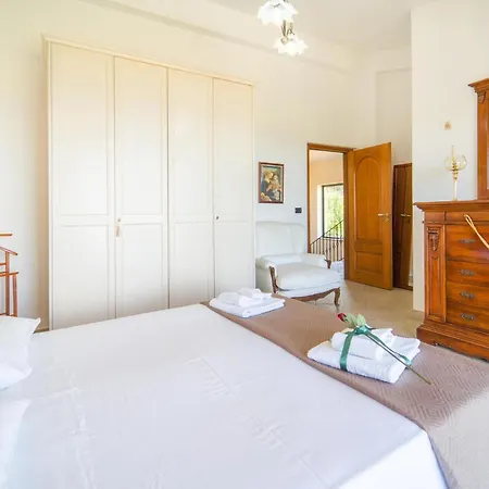 度假居 4 Bedroom Awesome In *