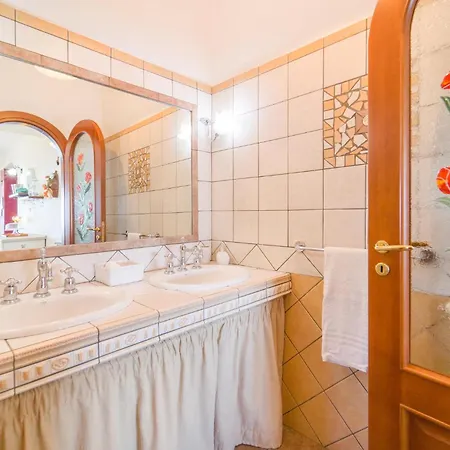 Awesome Home In Caronia * Caronia