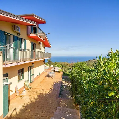 度假居 4 Bedroom Awesome In *